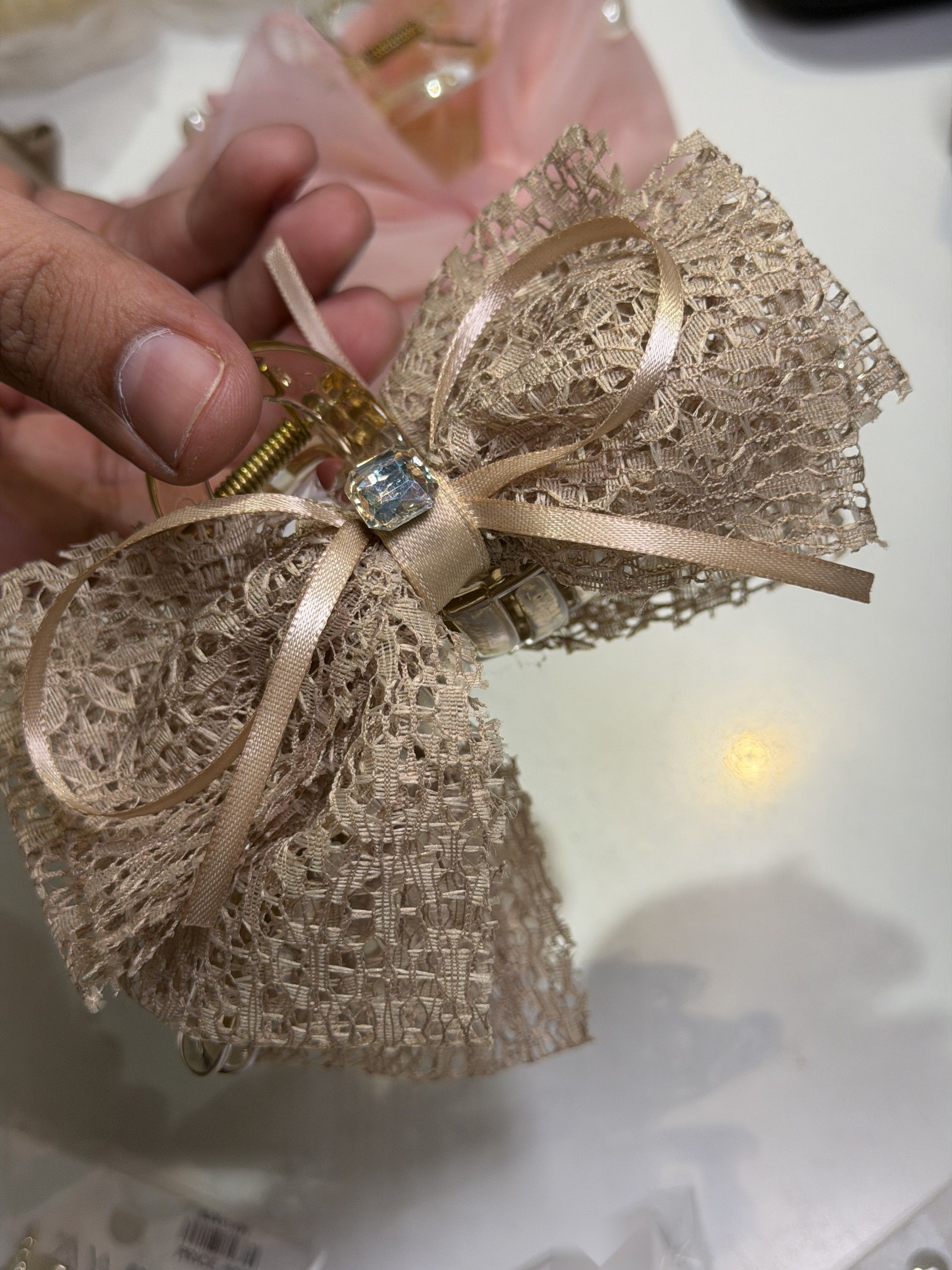Lace bow hair clutcher, beige, photo 2
