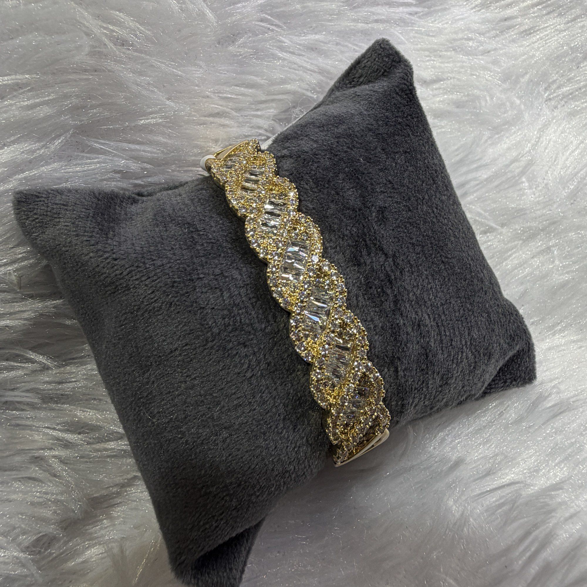 Wave pattern stone kada