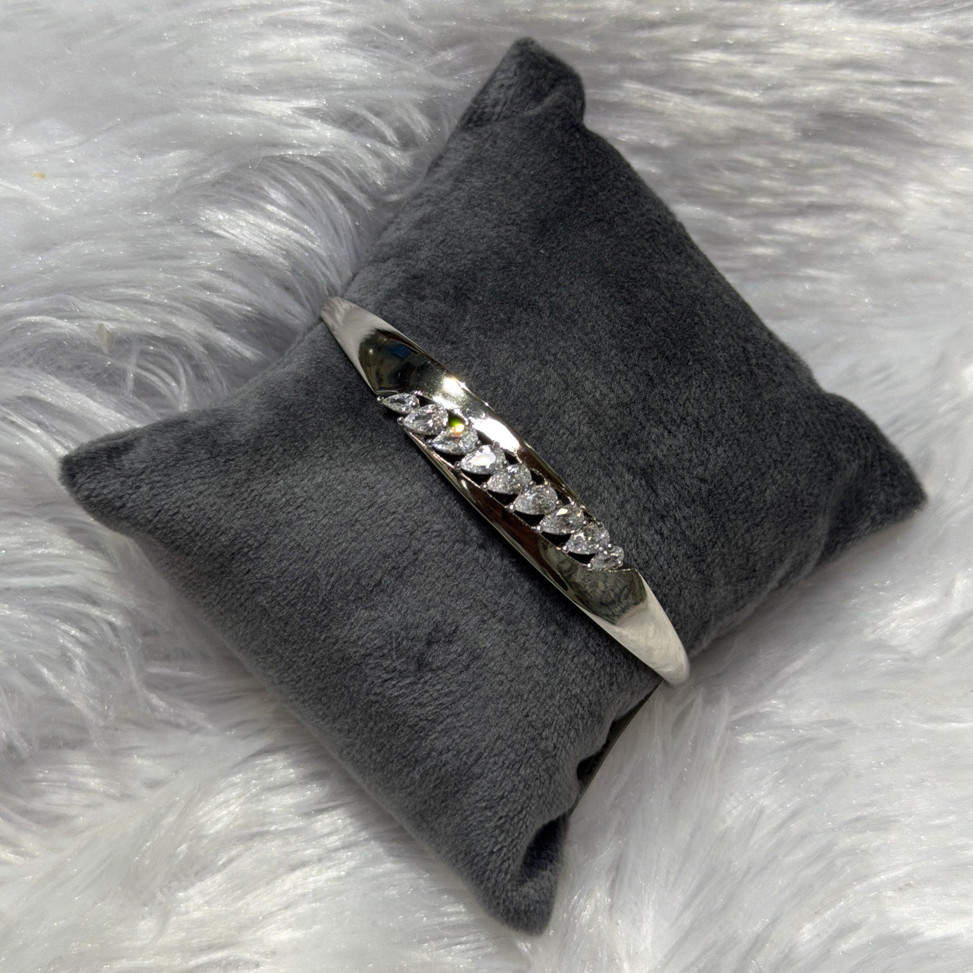 Twist stone cuff, silver tone