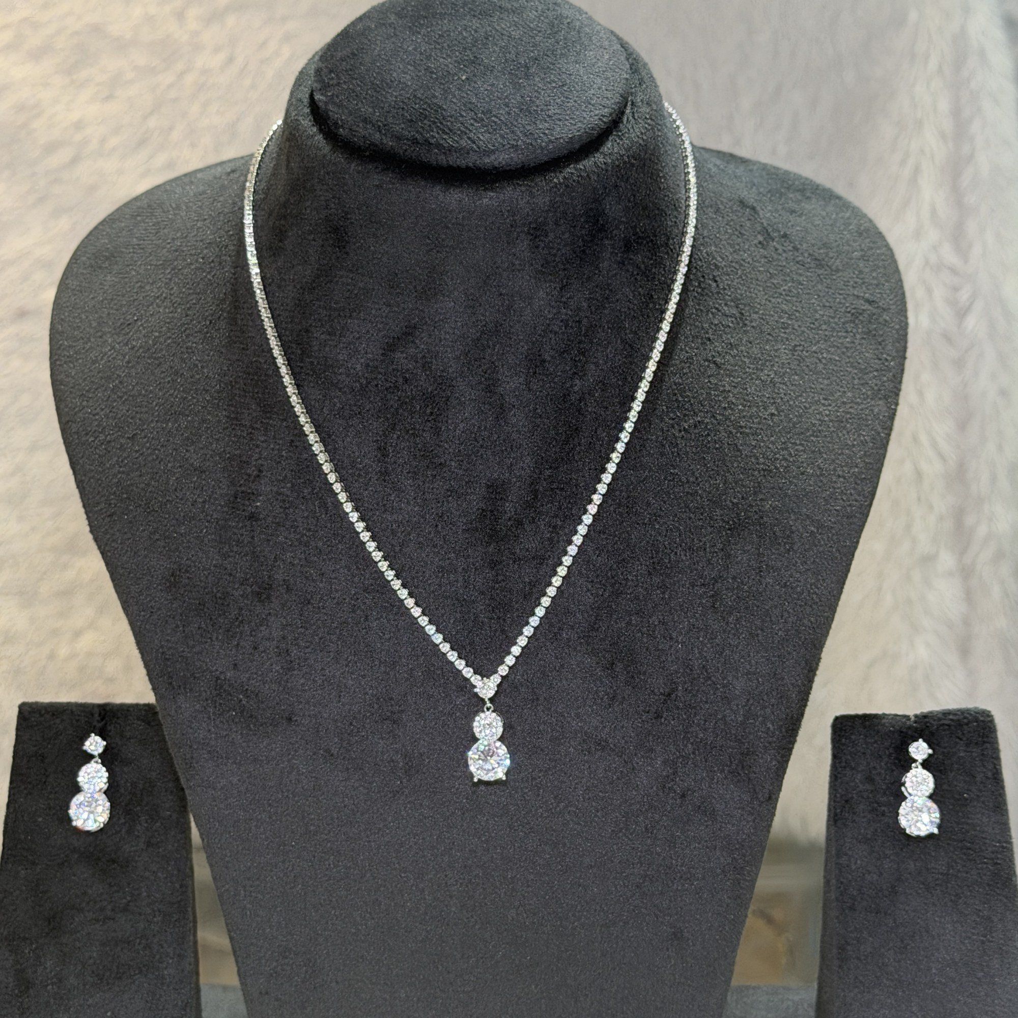 Solitaire drop pendant chain set