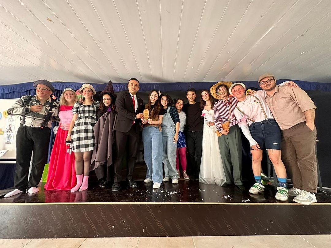 Bu Hikaye Bizim oyunundan sahne fotoğrafı 2