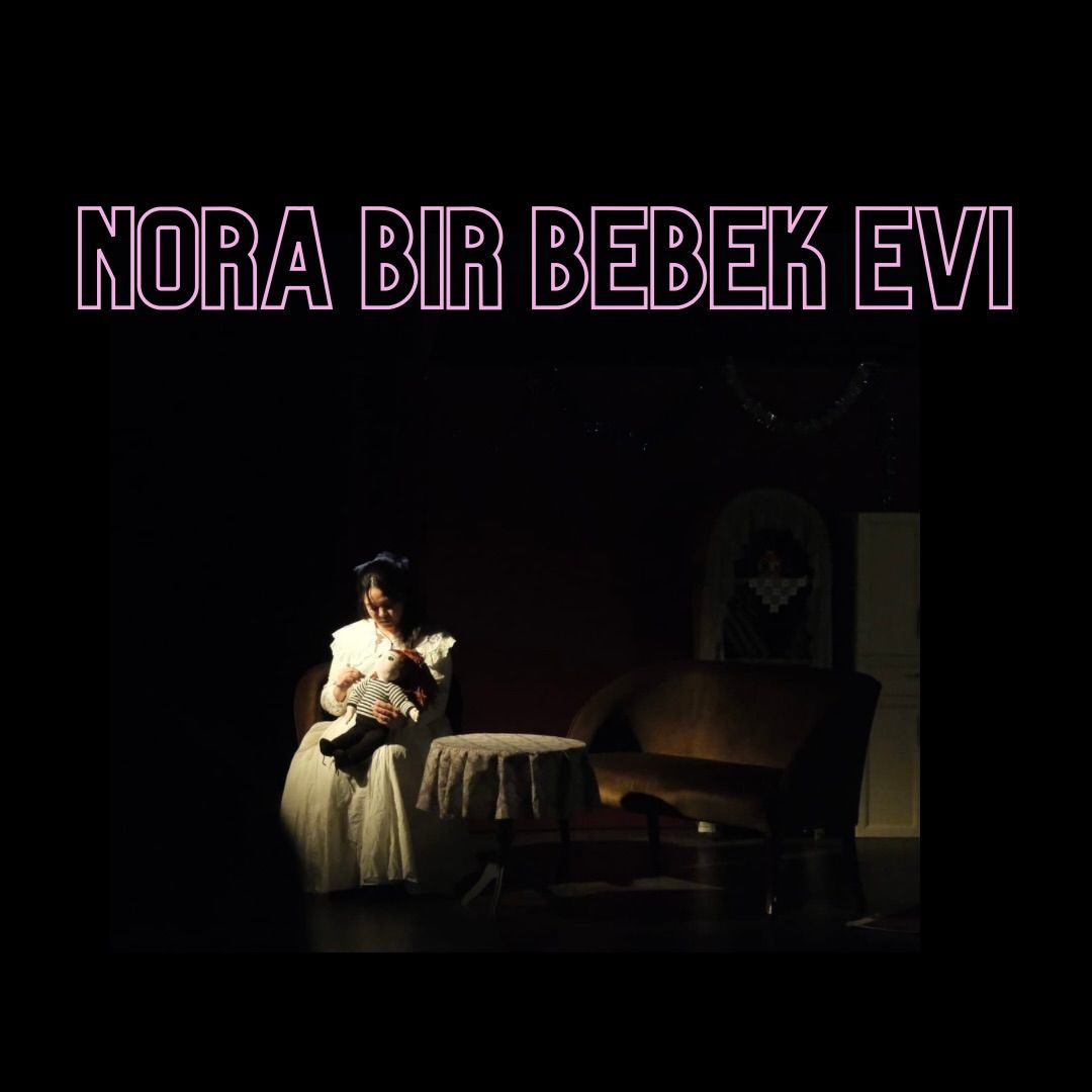 Oyundan sahne: bir kadın kucağında tuttuğu çocukla oturuyor; görselin üstünde Bir Bebek Evi başlığı yer alıyor.