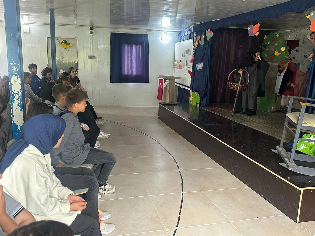 Bu Hikaye Bizim oyunundan sahne fotoğrafı 3