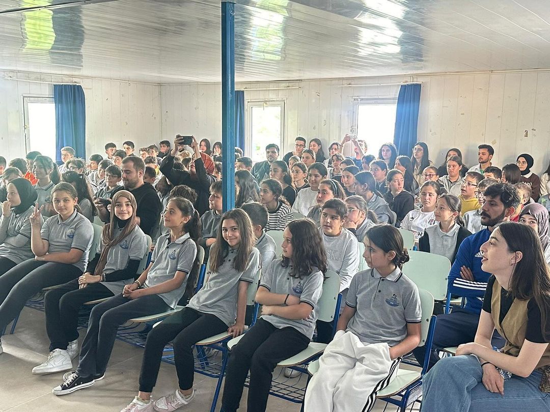 Bu Hikaye Bizim oyunundan sahne fotoğrafı 7