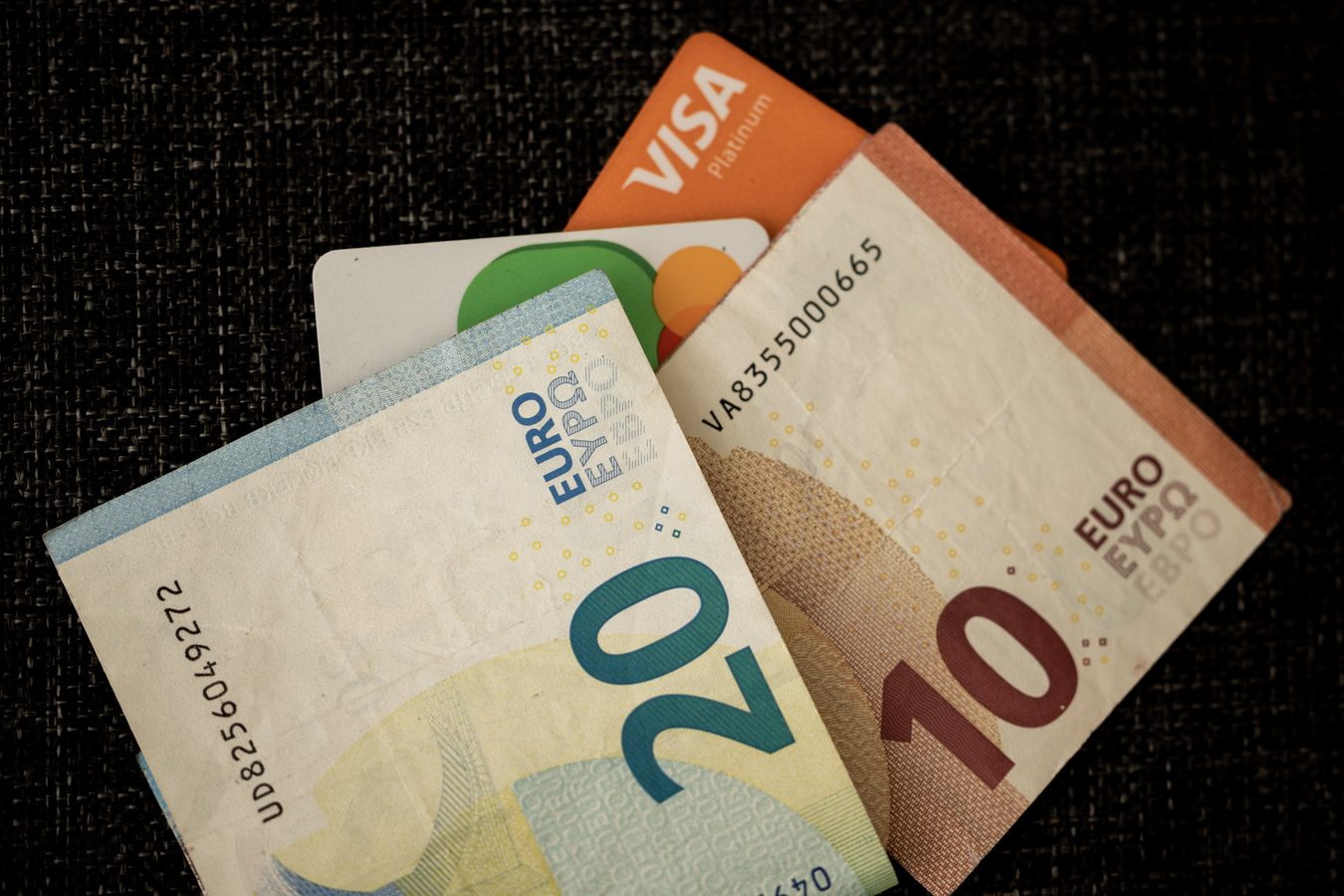 Eurų banknotai ir mokėjimo kortelės. Asociatyvi nuotrauka.