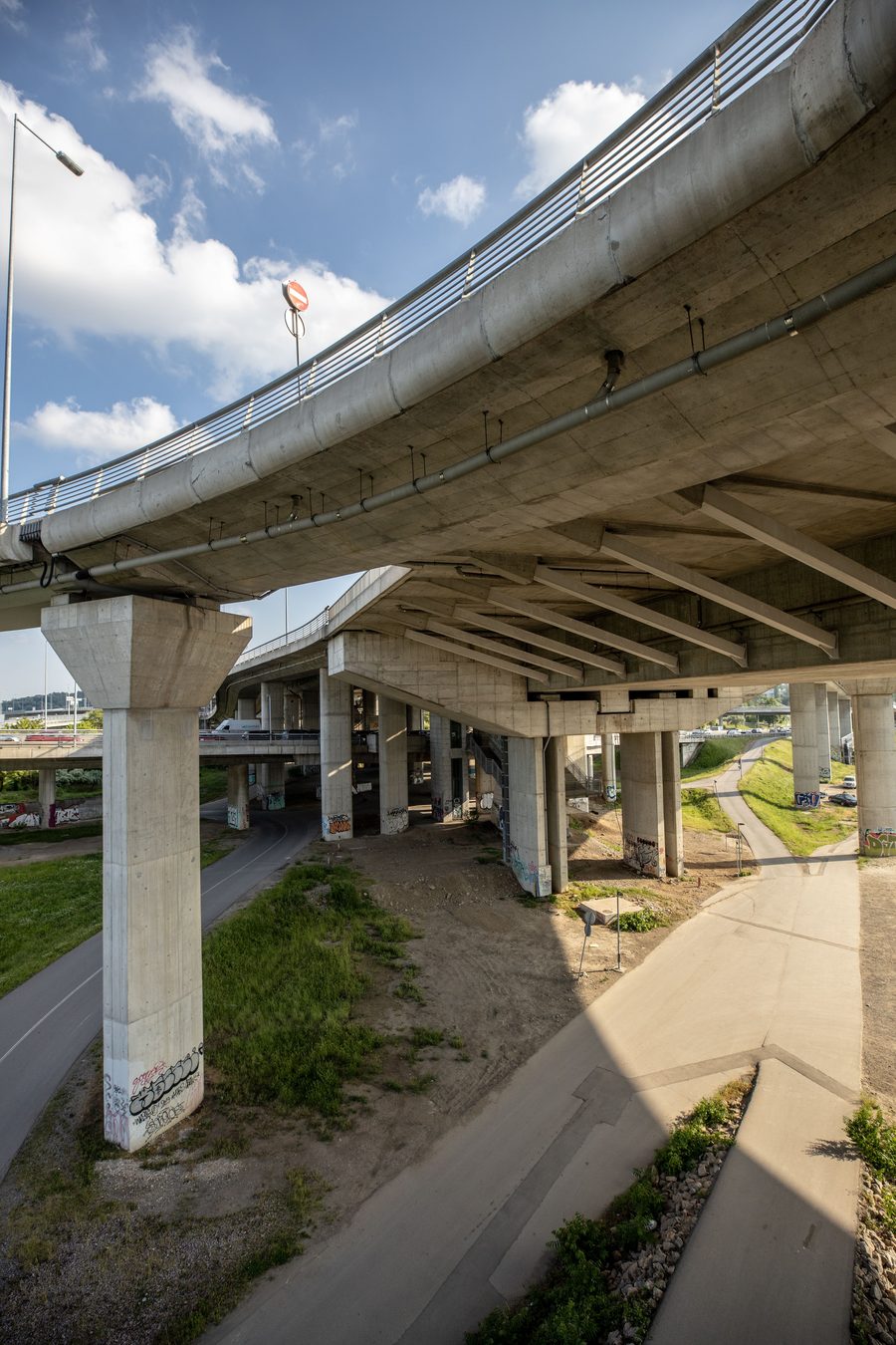 Bukiškio viaduke Avižieniuose eismas grįžta po audros