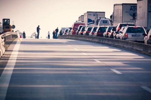 A1 ties Krivėnais stringa į pajūrį važiuojantys automobiliai