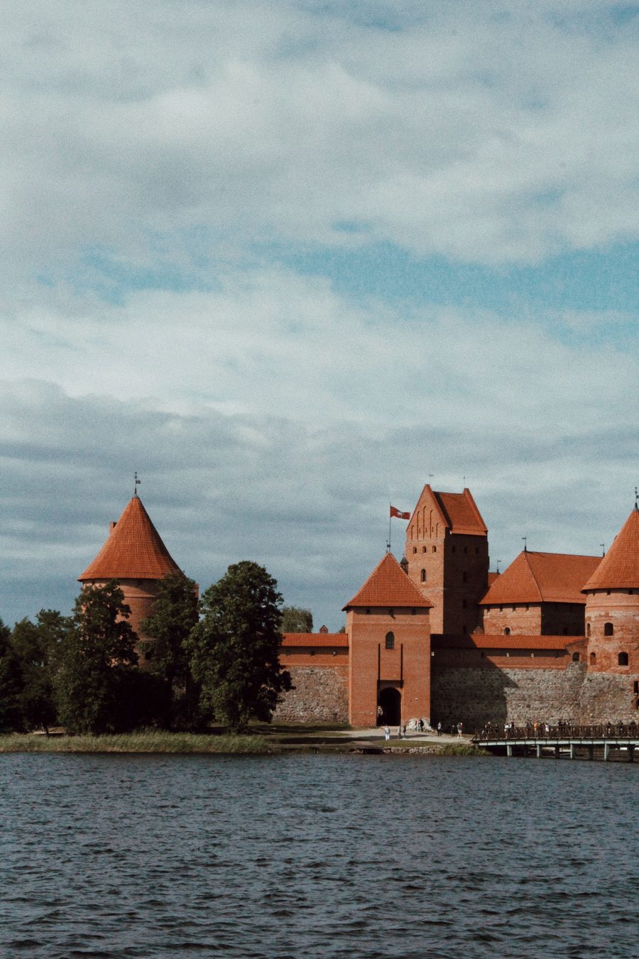 Trakų pilyje rikiuojama naujoji Sausumos pajėgų vėliava