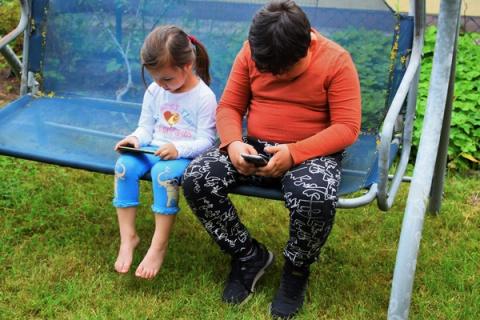 Kol vaikas žaidžia, kitame ekrano gale — suaugęs: jau 13 pranešimų apie smurtą