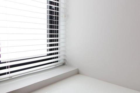 6 roletų sprendimai namams: nuo visiškos tamsos miegamajame iki diena–naktis svetainėje