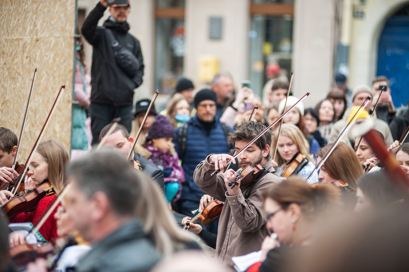 Orkestro pasirodymas lauke. Asociatyvi Alexander Zvir / Pexels nuotrauka.