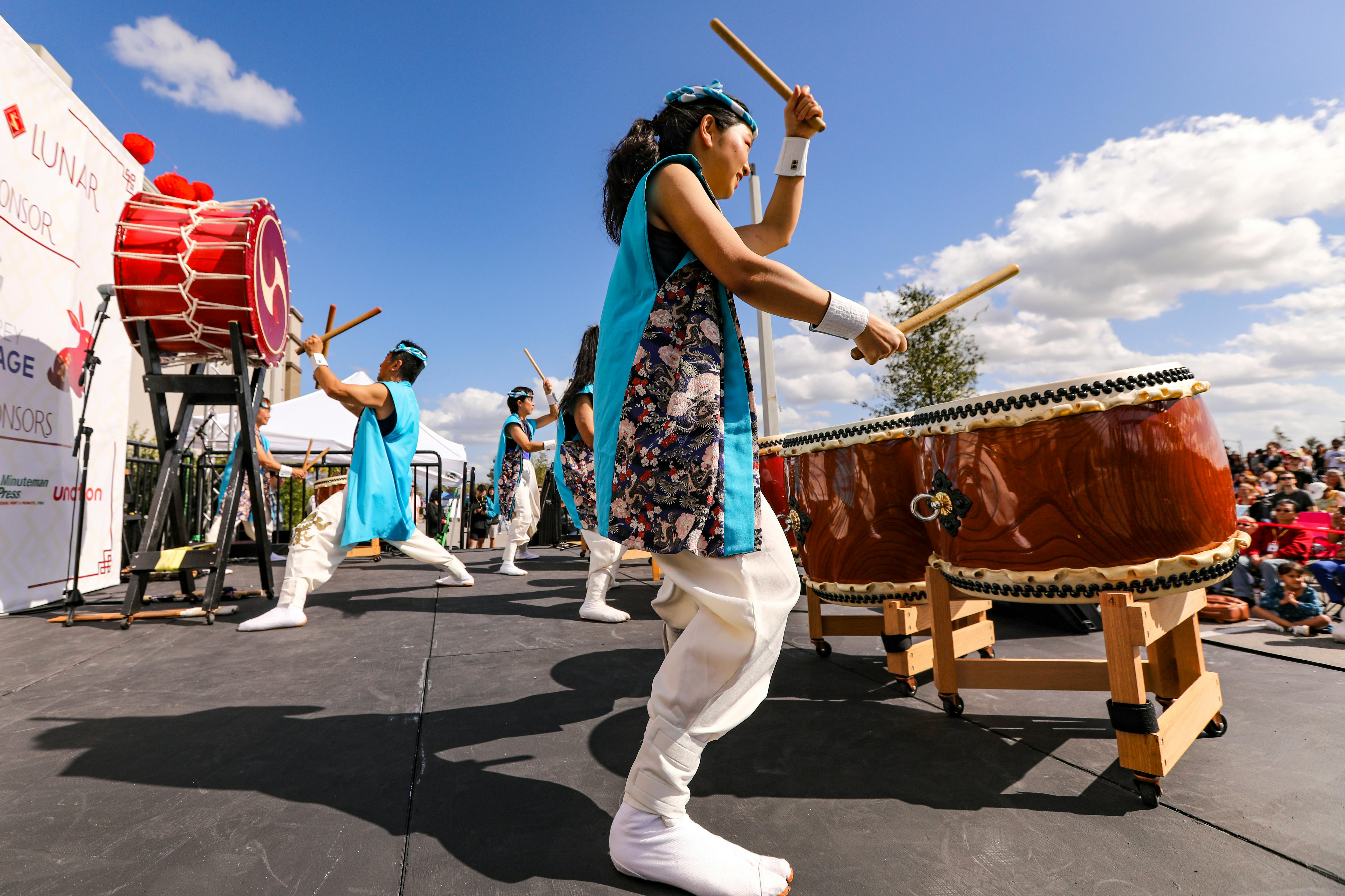 Taiko būgnų grupės pasirodymas lauke – energingas japonų tradicinis muzikavimas