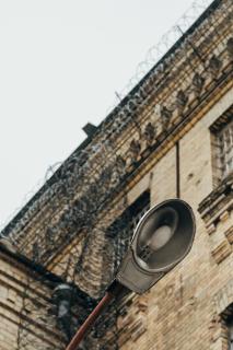 Septyni telefonai, permetami per tvorą: per parą — du identiški scenarijai Marijampolėje ir Pravieniškėse