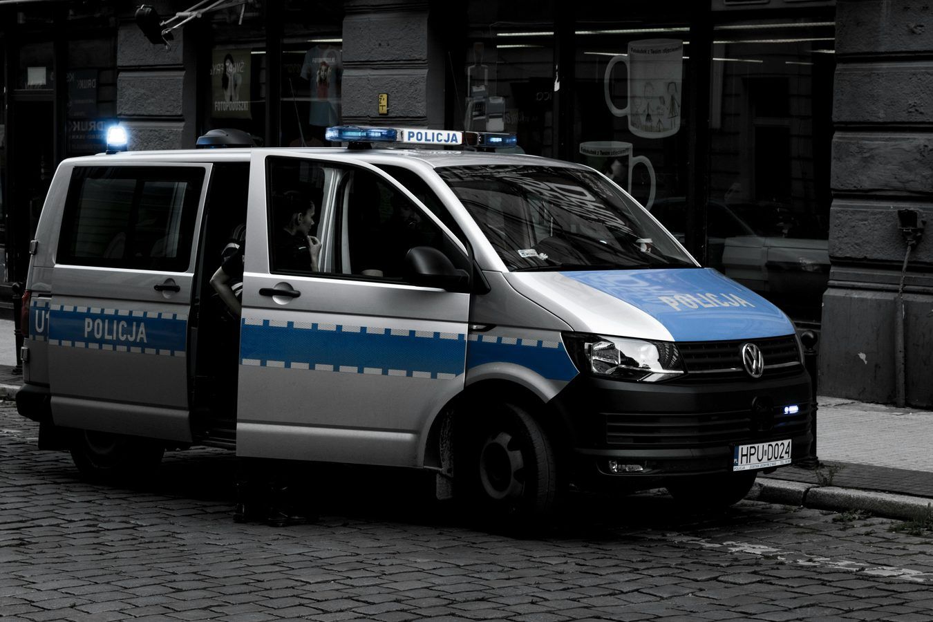 Dzūkijoje per vieną dieną sulaikyti du įtariamieji: narkotikai automobilyje ir augalai rūsyje