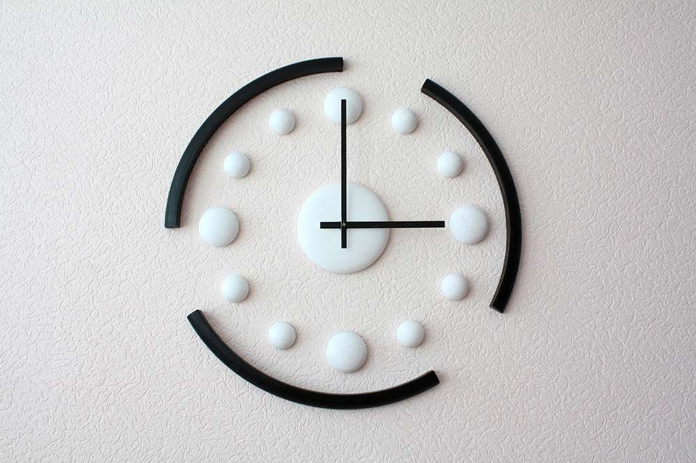 Wall Mounted Contemporary Clock