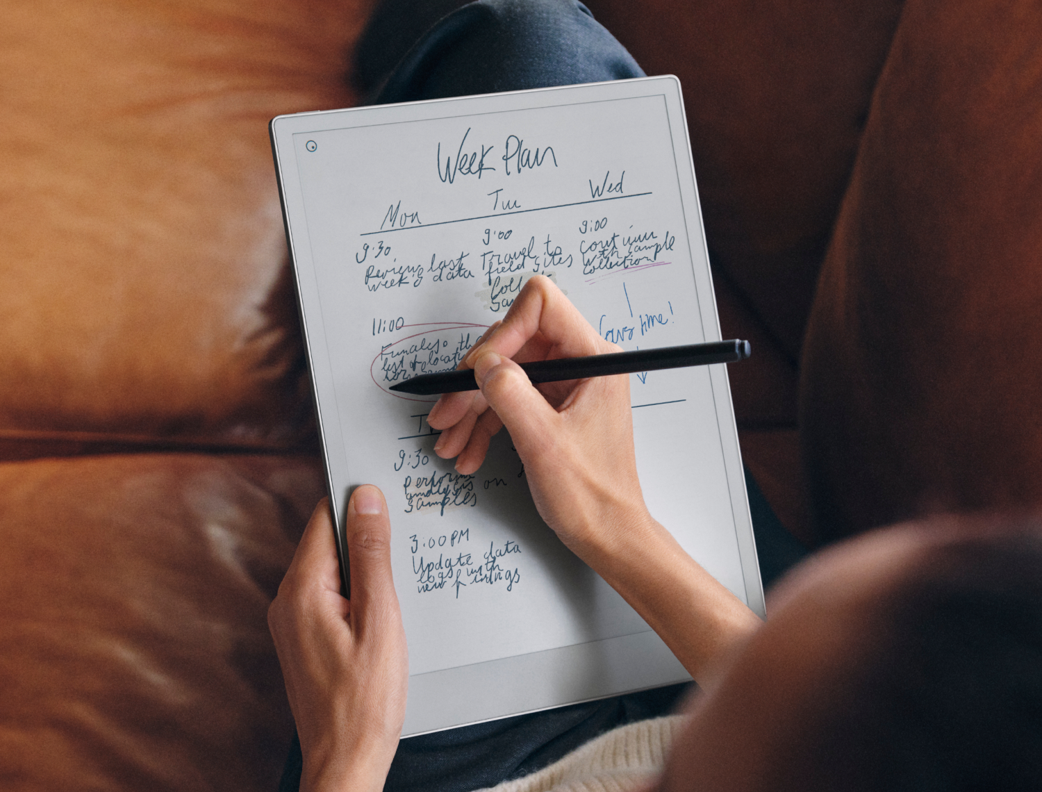 A person writing a note on her reMarkable Paper Pro