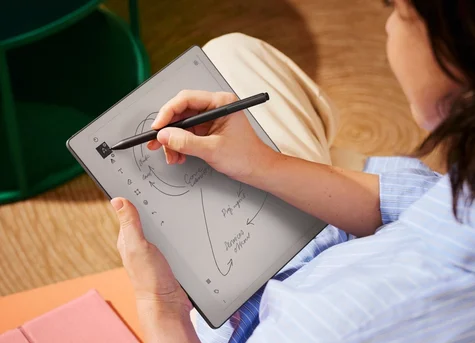 A woman selecting the pen tool on a reMarkable Paper Pure