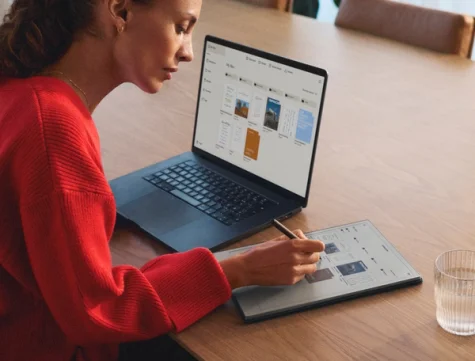 A person writing on a reMarkable Paper Pro, while using the reMarkable desktop app on her laptop for easy organizing.