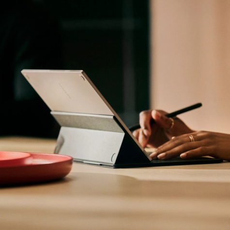 Remarkable Paper Pro Klavyeli Kılıf Basalt 9 Marker Plus tutarken Type Folio'ya yazan eller