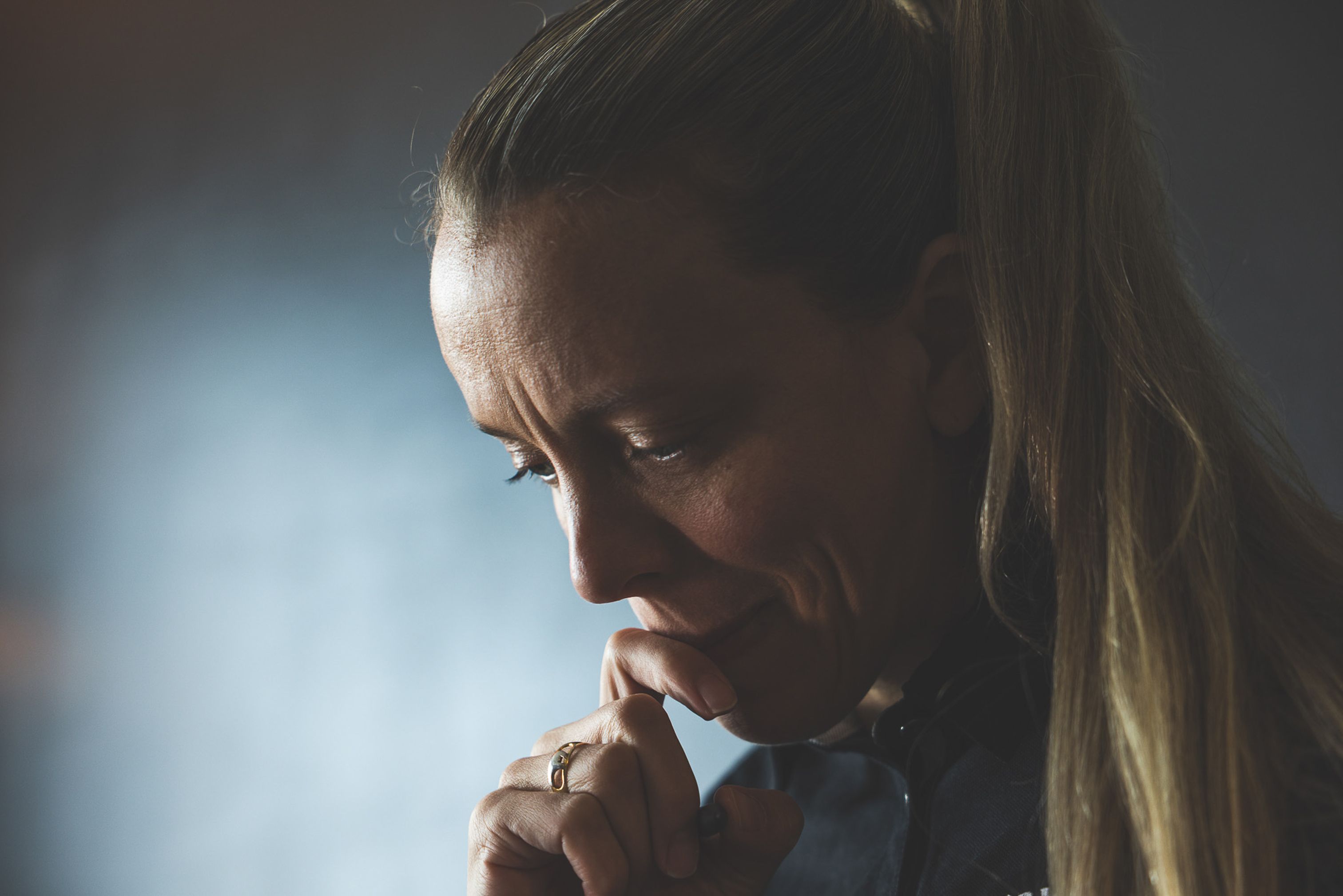Jannicke writing a note on reMarkable Paper Pro with the Marker.