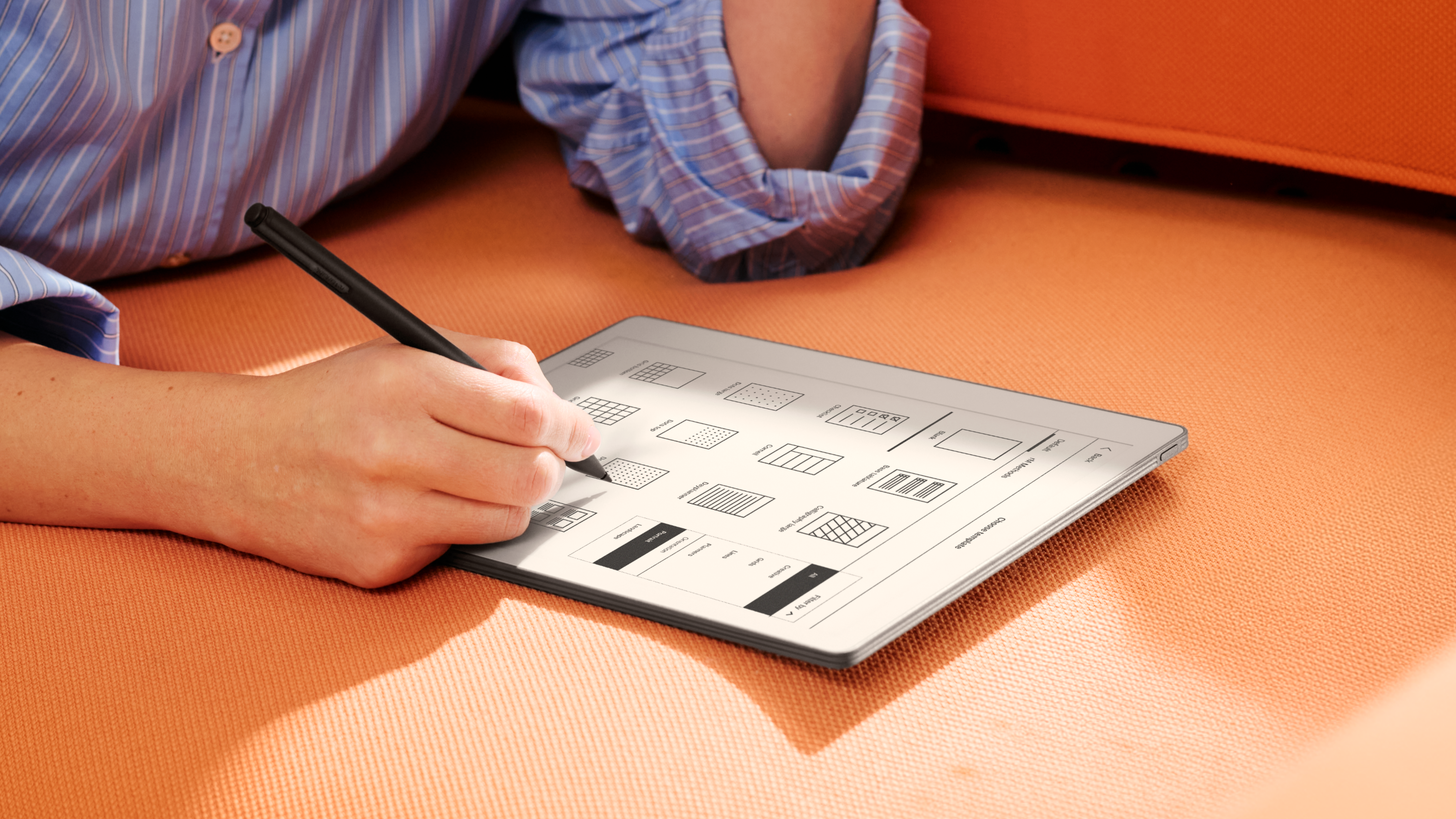 A person choosing a template on their reMarkable Paper Pure tablet.