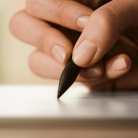 Remarkable Paper Pro Marker Plus Kalem 1 reMarkable Paper Pro'da Marker Plus ile yazan bir elin yakın çekim görüntüsü