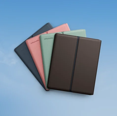 Eine Hand, die das Sleeve Folio für das reMarkable Paper Pure in drei verschieden Farben hält.