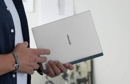 While both sides of reMarkable 2 look similar, reMarkable 1 had an aluminum back plate.