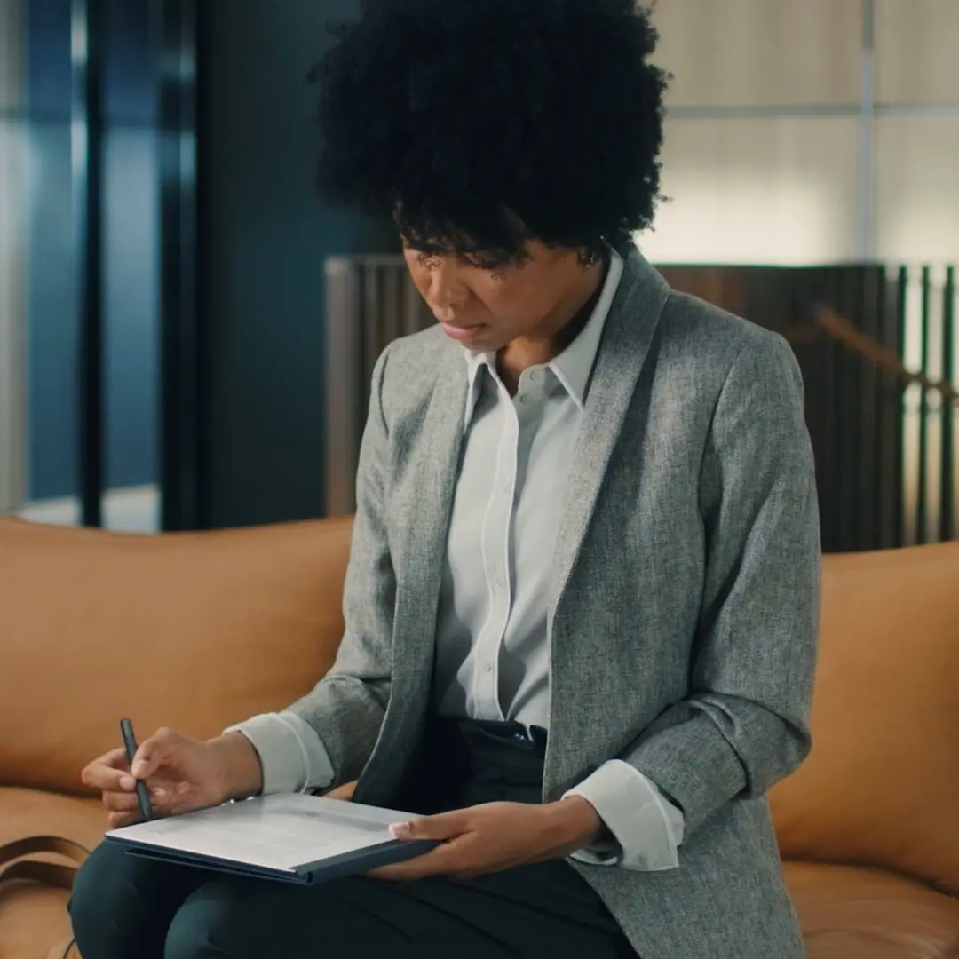 Woman in sofa with reMarkable tablet