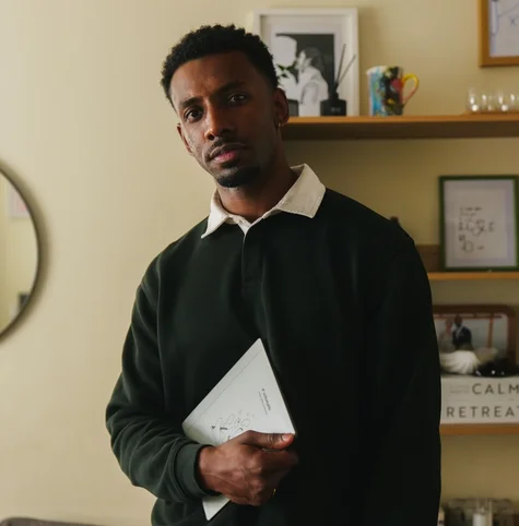 Jordan Jaiyeola tient sa tablette reMarkable Paper Pure.