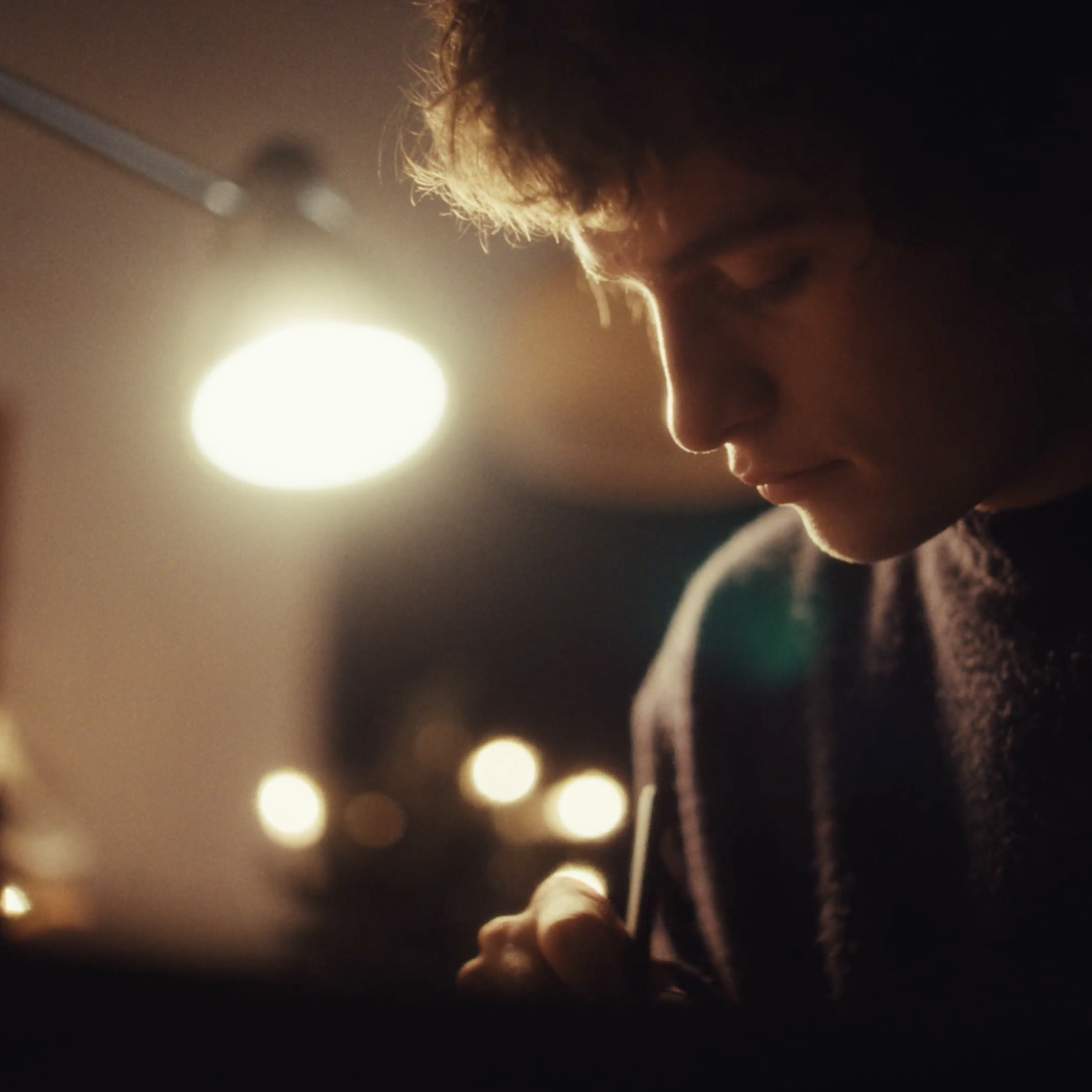 A student in deep focus while studying with a reMarkable Paper Pro