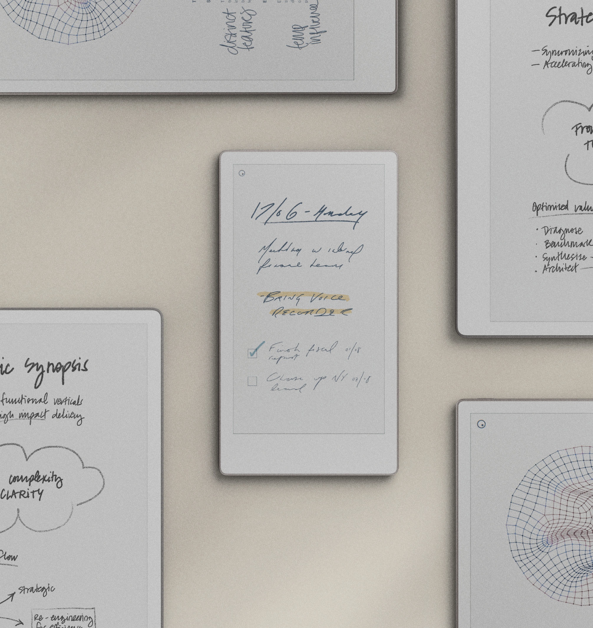 Ein reMarkable Paper Pro, ein reMarkable Paper Pure und das kompaktere reMarkable Paper Pro Move liegen nebeneinander auf einem Tisch.