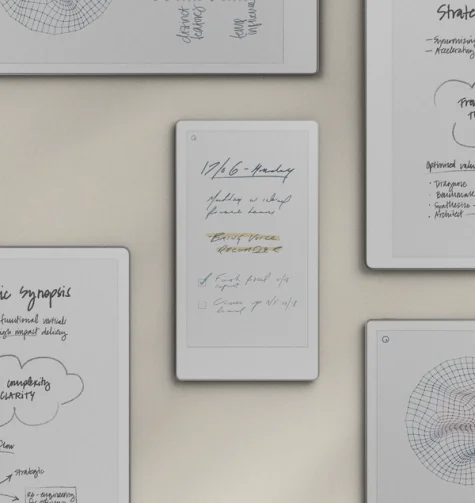 Die drei Paper Tablets des reMarkable-Portfolios – reMarkable Paper Pro, reMarkable 2 und der kleinere Paper Pro Move – liegen nebeneinander auf einem Tisch.