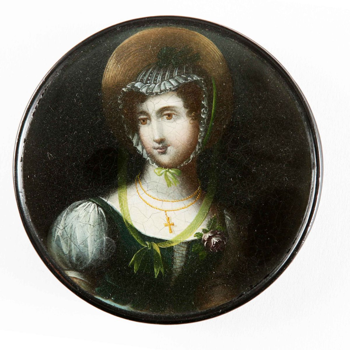 Junge Frau mit Haube