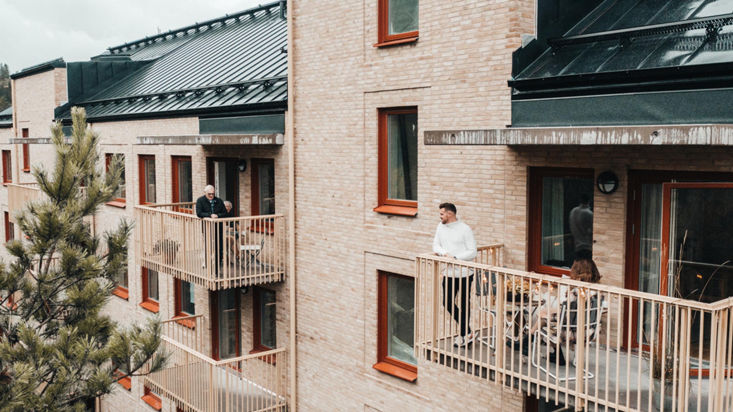 Drone image of a property in Regementsstaden, two people each standing on a balcony