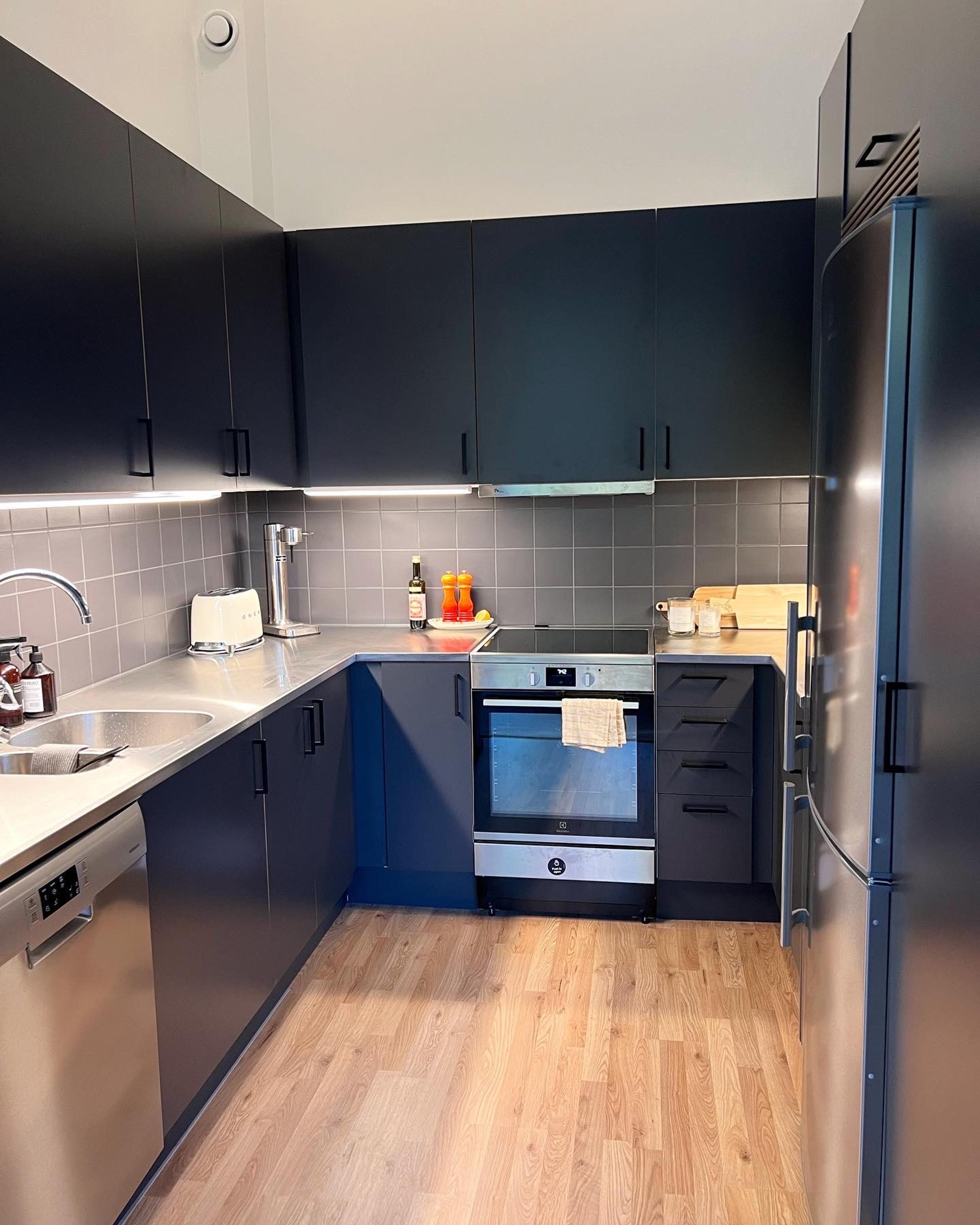 kitchen with a cooker, sink, fridge and dishwasher.