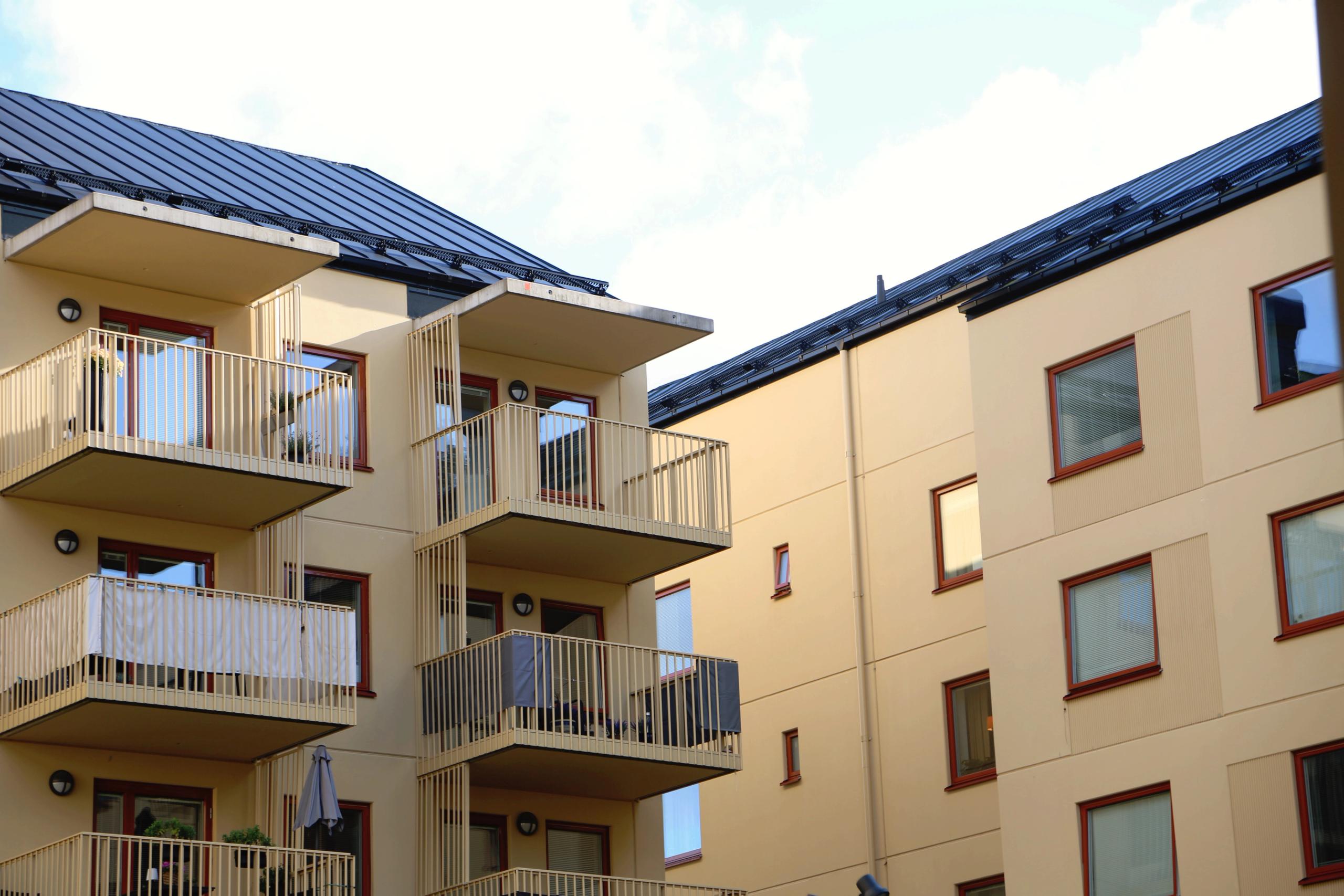 gult hus med balkonger