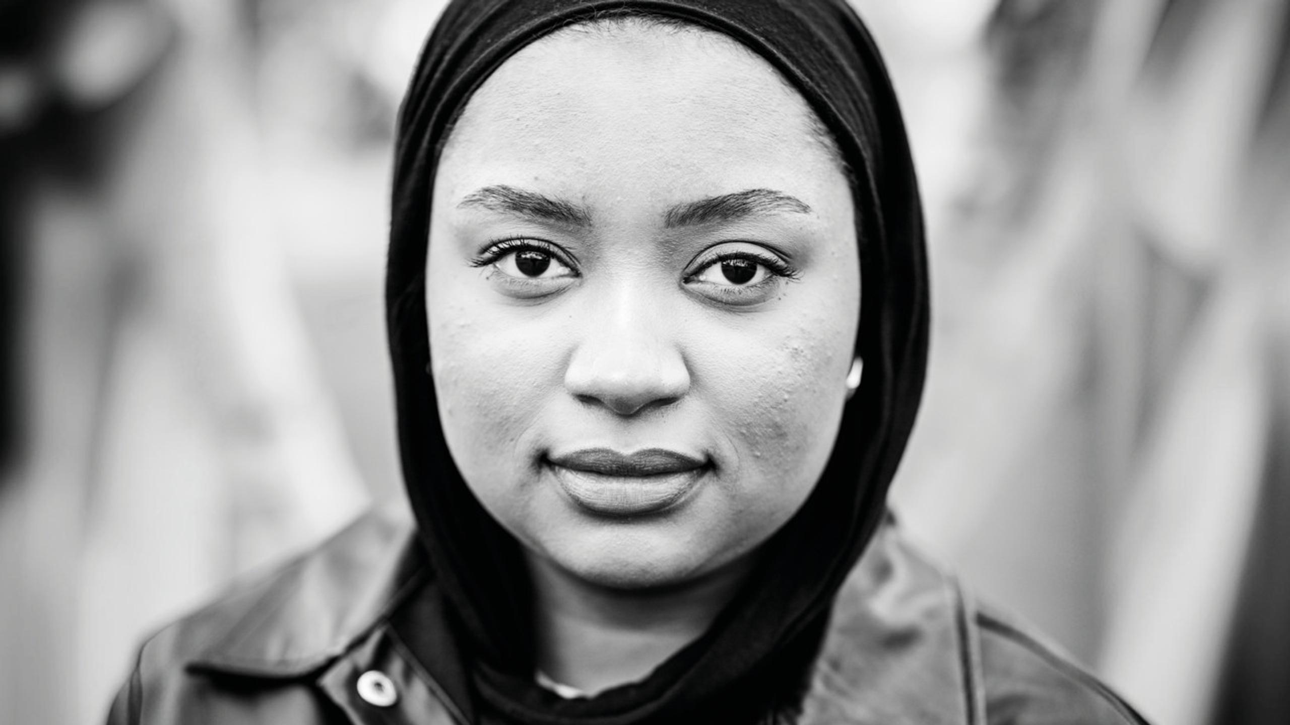 Svartvitt porträtt av Farida, boende på Hässleholmen