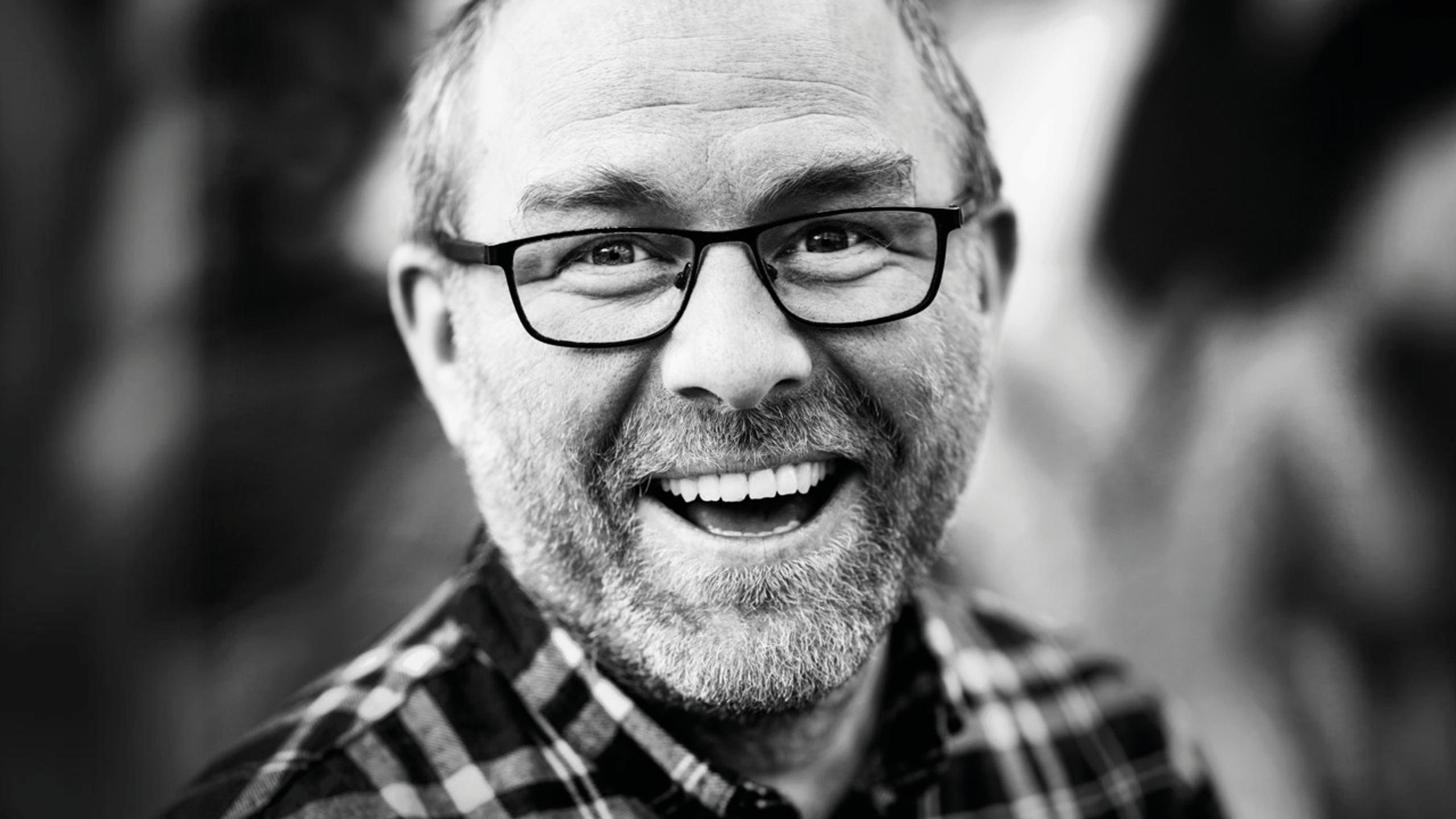 Svartvitt porträtt av Mikael, boende på Hässleholmen