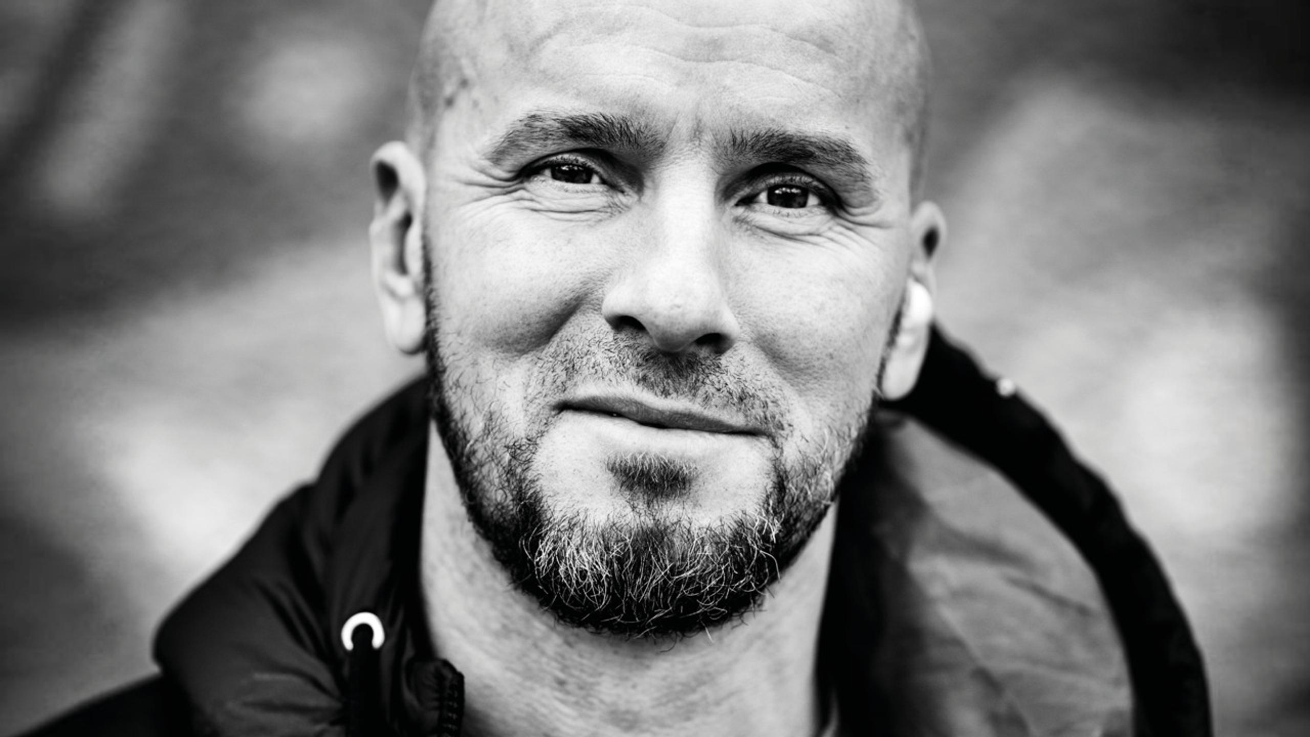 Svartvitt porträtt av Spichi, boende på Hässleholmen