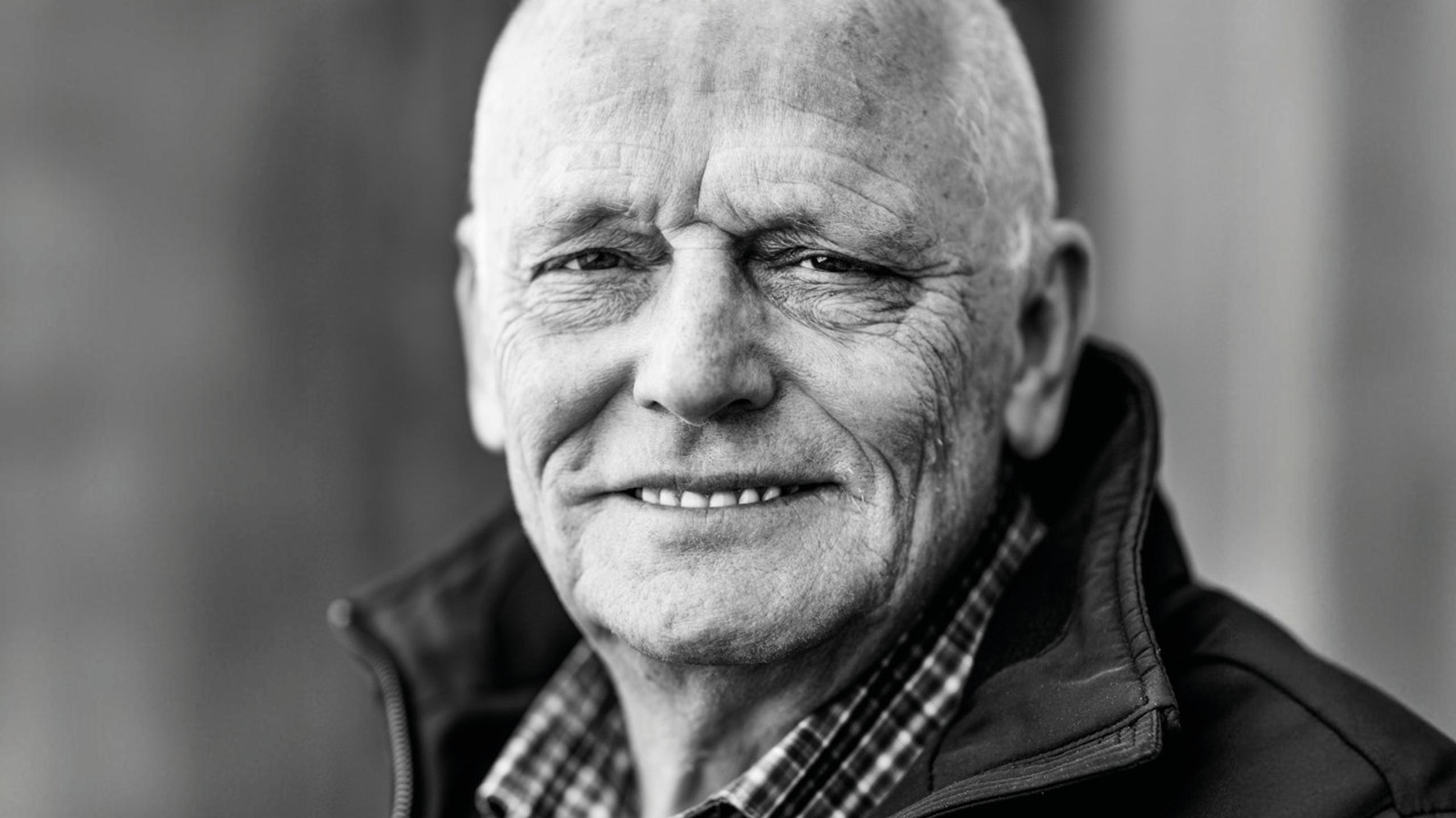 Svartvitt porträtt av Björn, boende på Hässleholmen