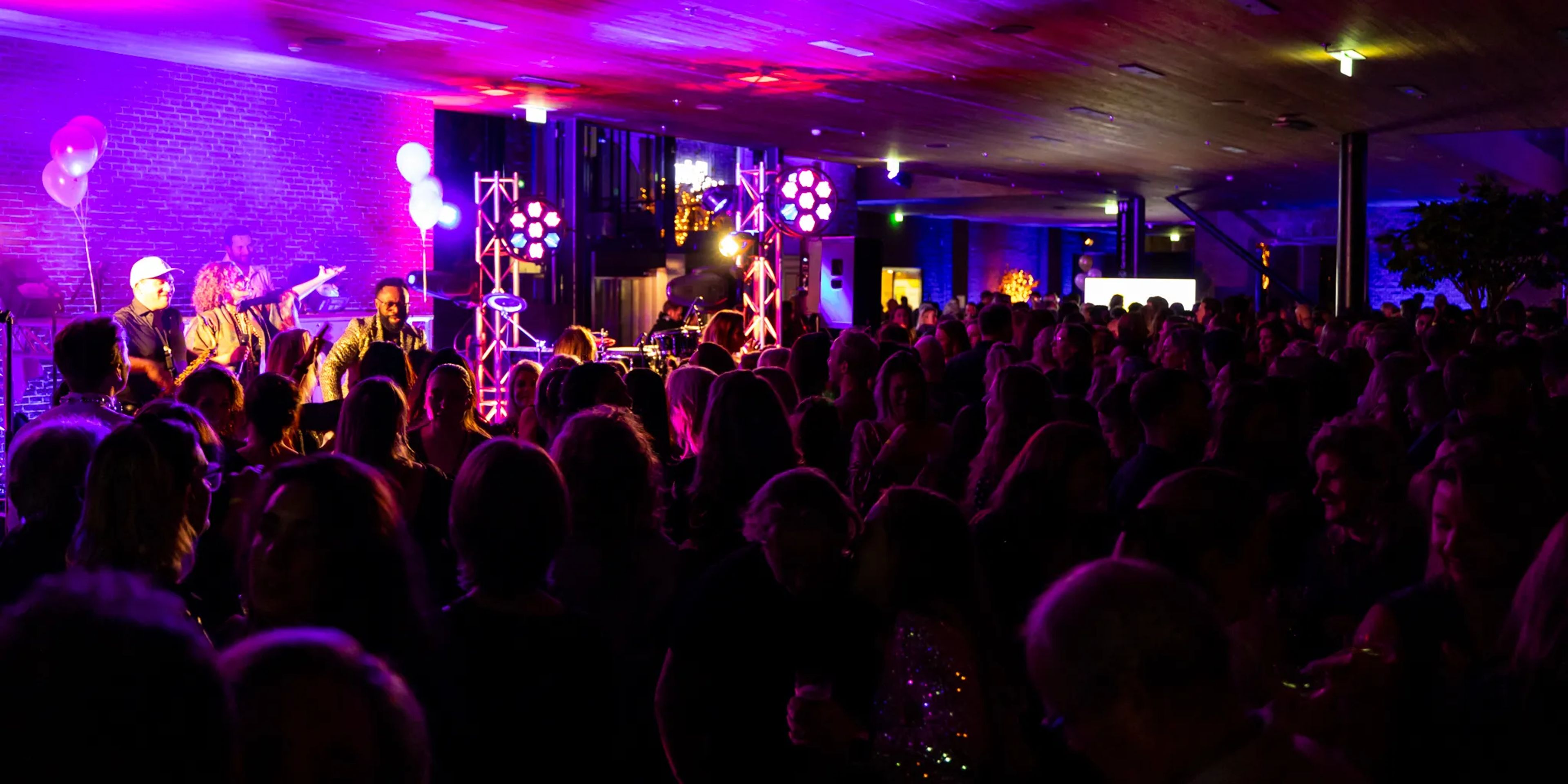 Saxofoon en percussie live