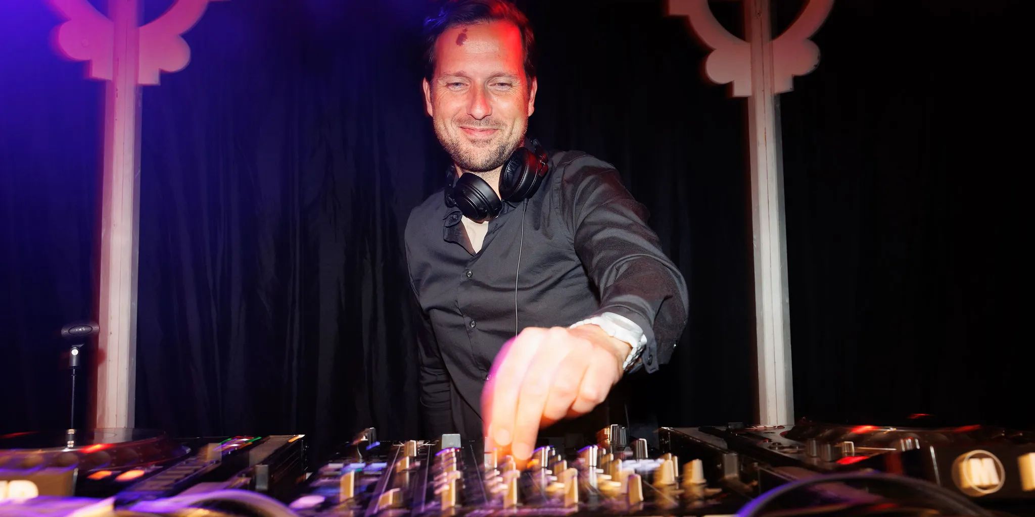 Een live band die de dansvloer vult