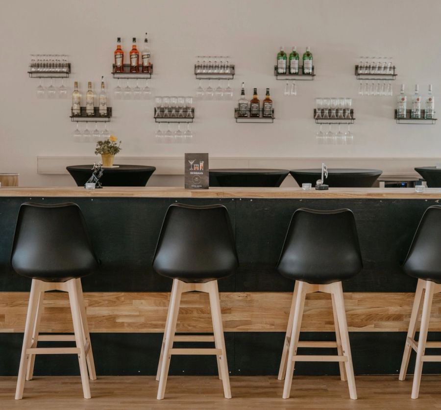 Gemütliches Beisammensein an der Bar