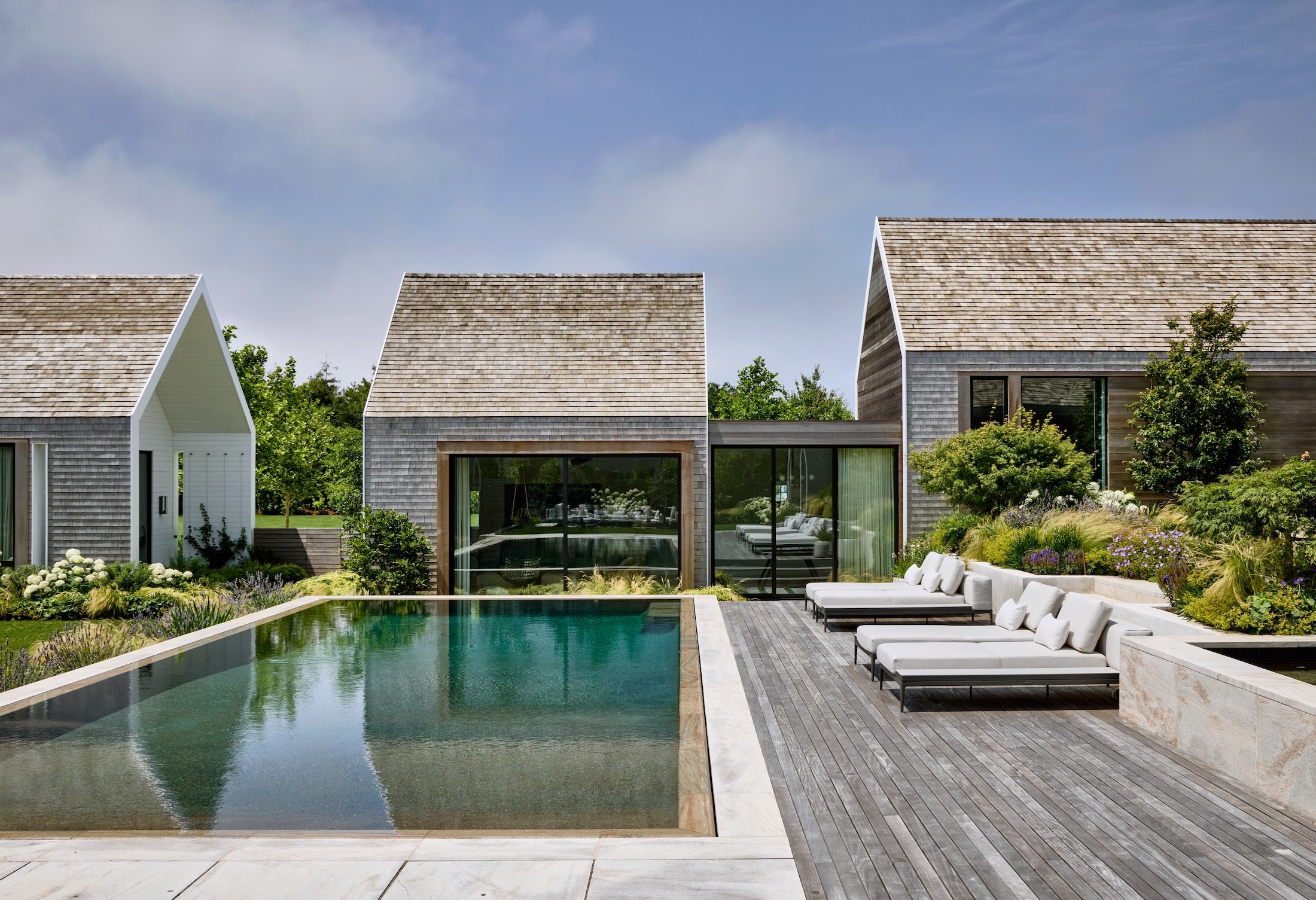 Miroslava-Land-and-Design-Nantucket-Landscape-Architecture-Courtyard-House-Poolside-Relaxation-House-Design