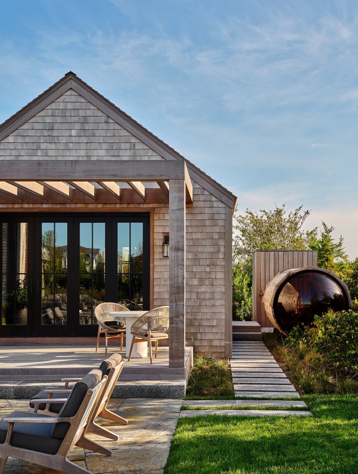 Miroslava-Land-and-Design-Nantucket-Landscape-Architecture-Cannonbury-Place-Coastal-Home-Outdoor-Patio