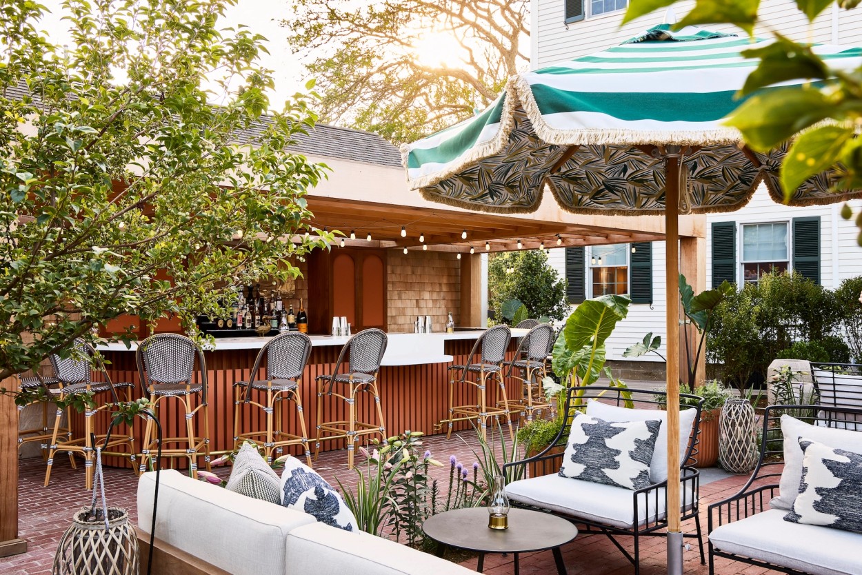 Miroslava-Land-and-Design-Nantucket-Landscape-Architecture-Faraway-Martha's-Vineyard-Outdoor-Bar-Patio-Setting