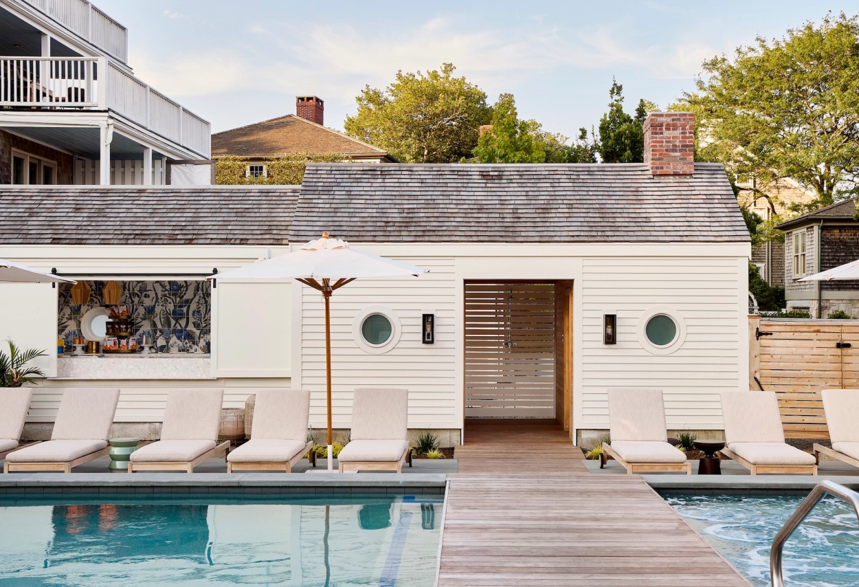 Miroslava-Land-and-Design-Nantucket-Landscape-Architecture-Faraway-Martha's-Vineyard-Poolside-Retreat-With-Lounge-Chairs
