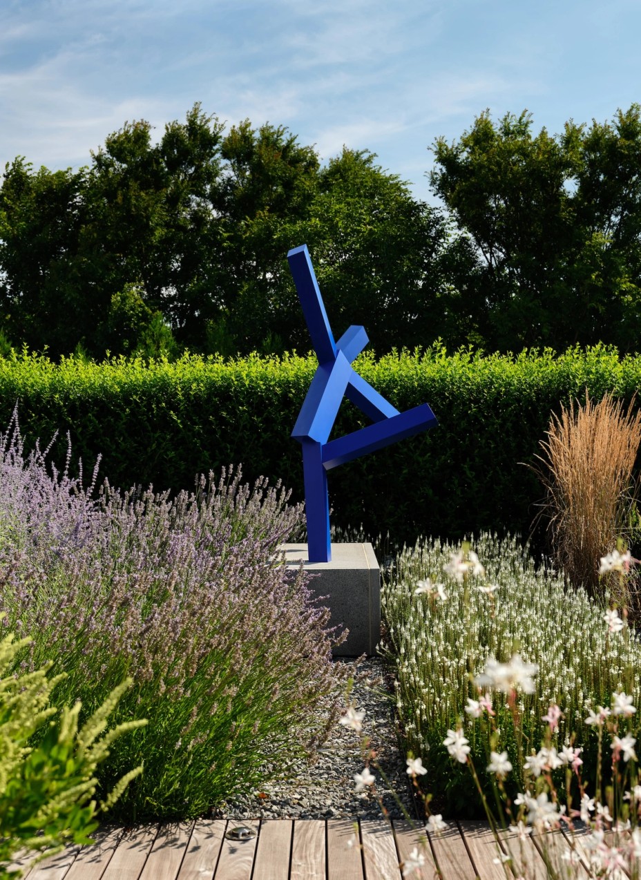 Miroslava-Land-and-Design-Nantucket-Landscape-Architecture-Shawkemo-Retreat-Blue-Sculpture-In-Garden