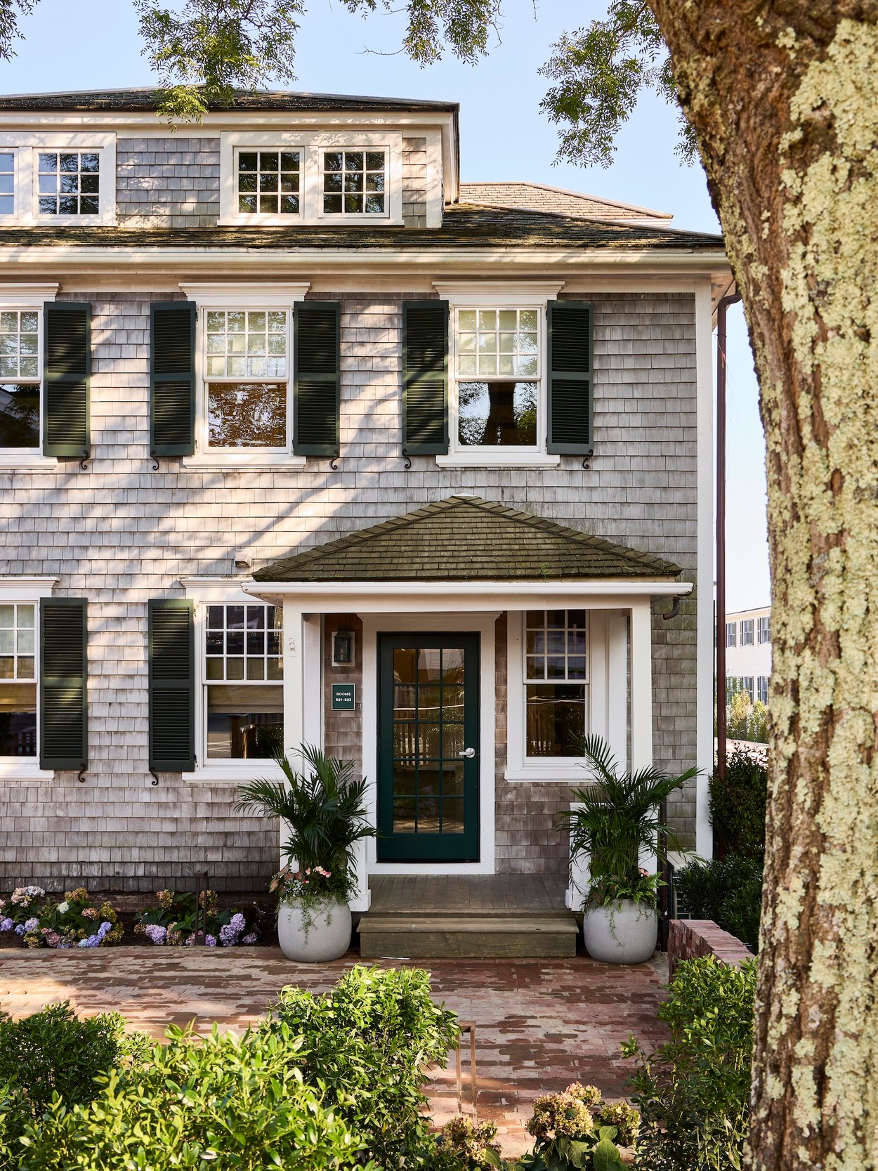 Miroslava-Land-and-Design-Nantucket-Landscape-Architecture-Faraway-Martha's-Vineyard-Charming-Cottage-Exterior